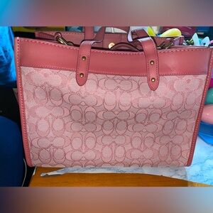 Field Tote 30 In Signature Jacquard in Taffy